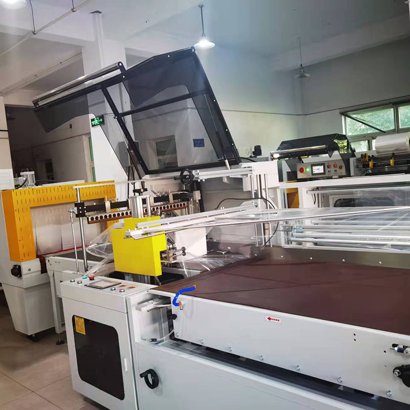 Automatic sealing and cutting heat shrink packing machine (9)